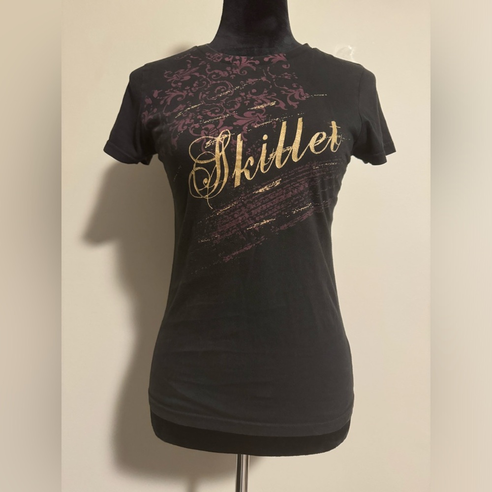 EUC Classic Threads Black and Purple Skillet Band Tee size medium